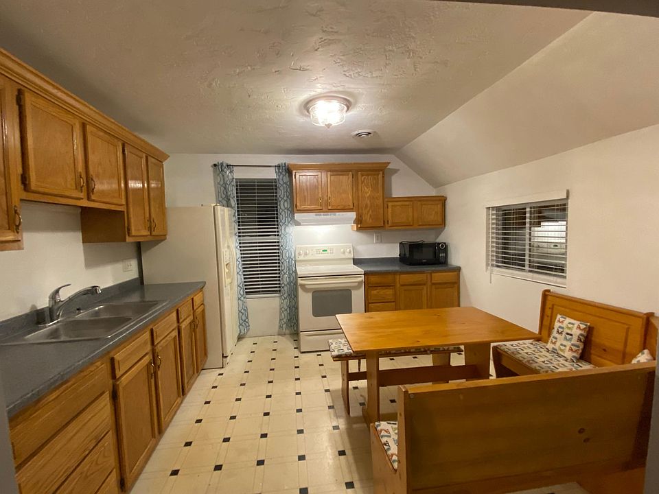 Eat-in kitchen