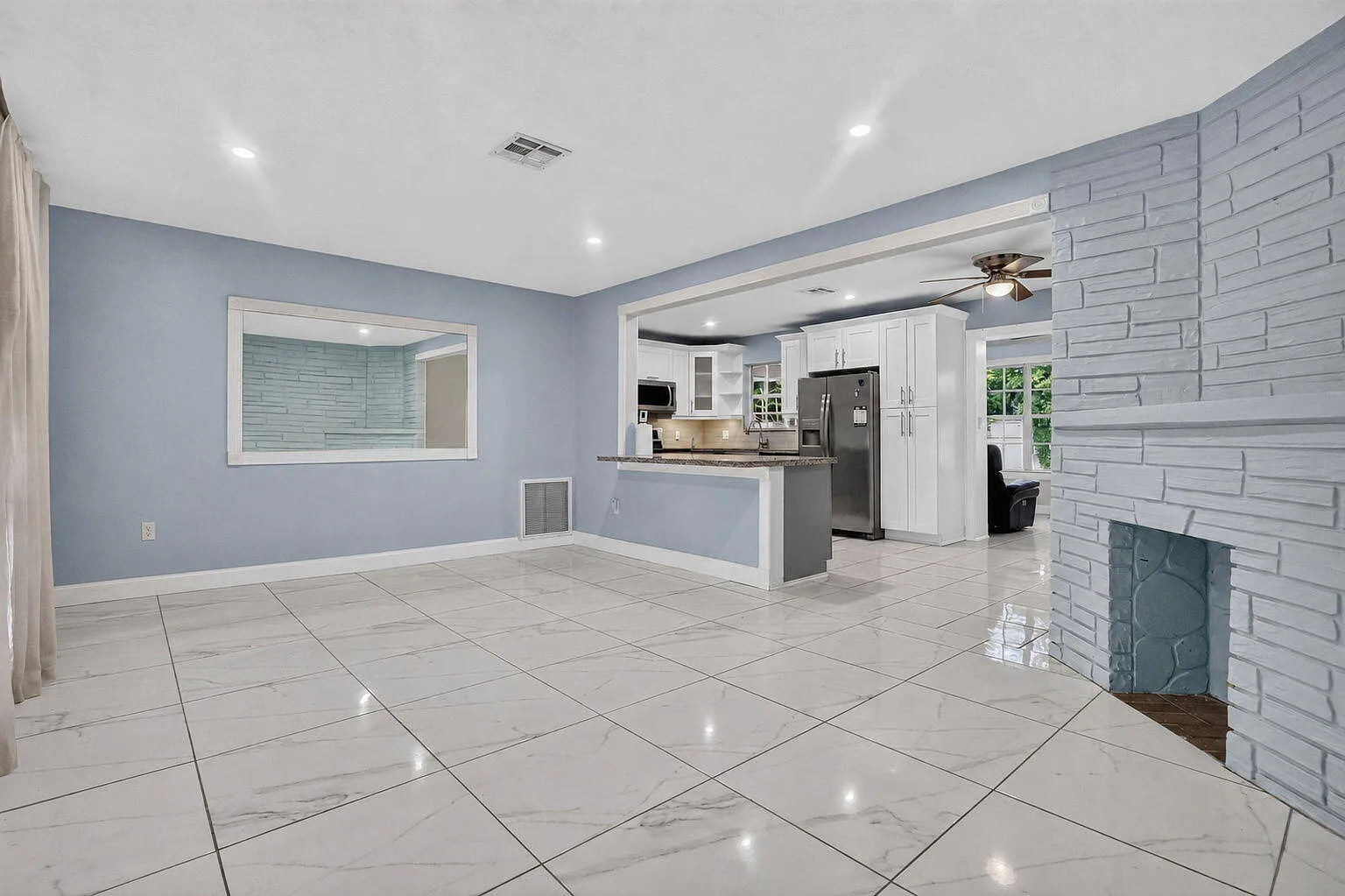 3 bed, 2.0 bath, 1515 sqft, $3,000 — Photo 2