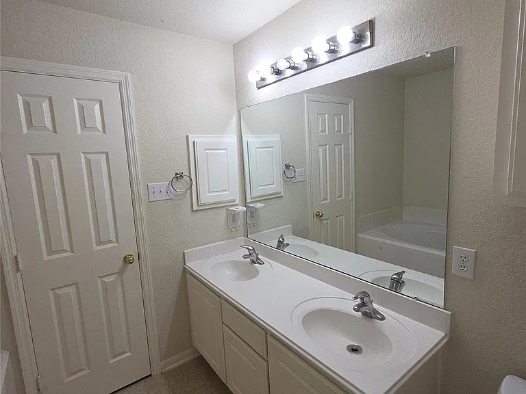 17711 Barton Point Ln — Photo 11