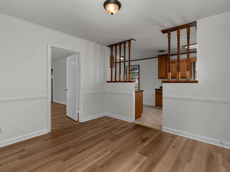 826 Martha Ln — Photo 5
