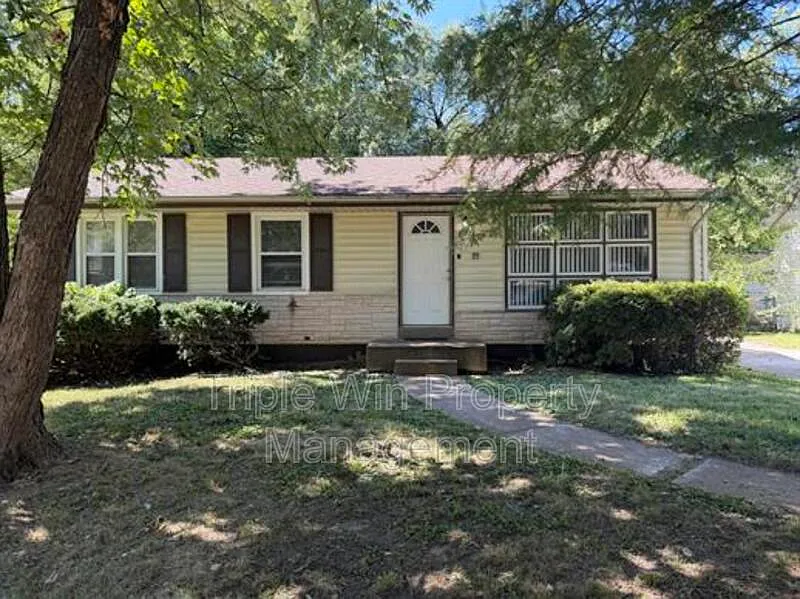3 bed, 1.0 bath, $1,400 — Photo 2