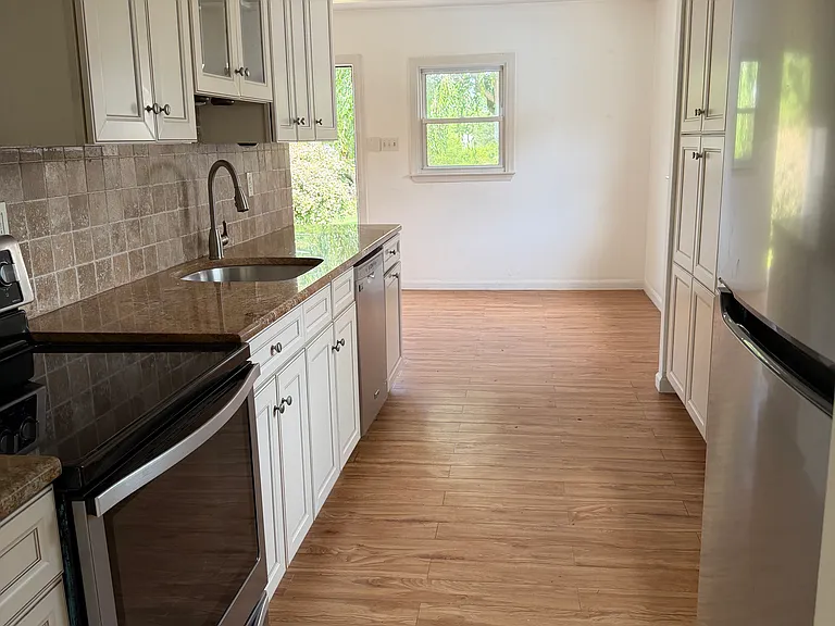 1115 Carolina Ave — Photo 2