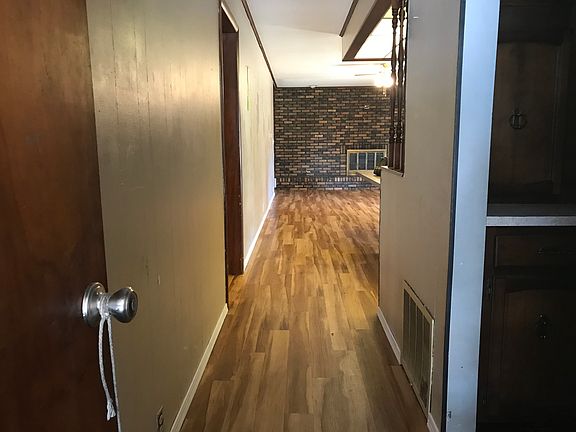 4th image of 403 N Ivy Ln
