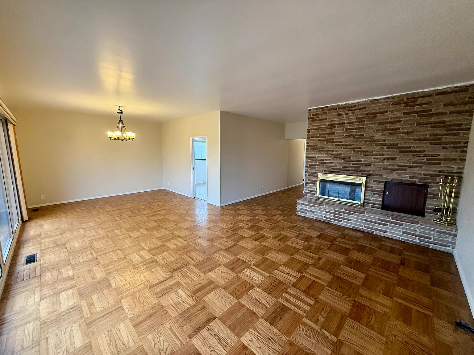 5 bed, 3.5 bath, 2200 sqft, $7,000 — Photo 2