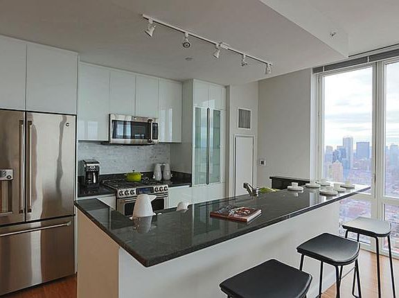 5th image of 160 W 62nd St APT 51A