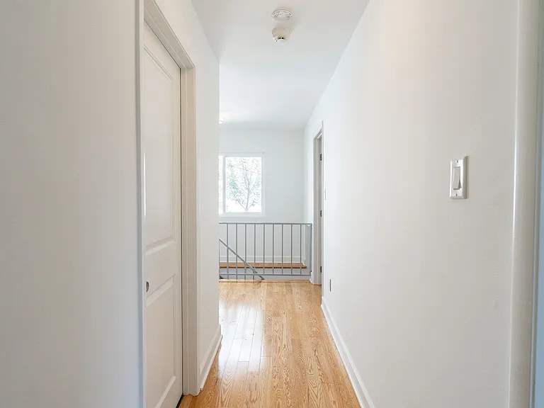 339 Isabel St — Photo 30