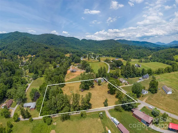 313 Peters Cove Rd, Waynesville, NC 28786