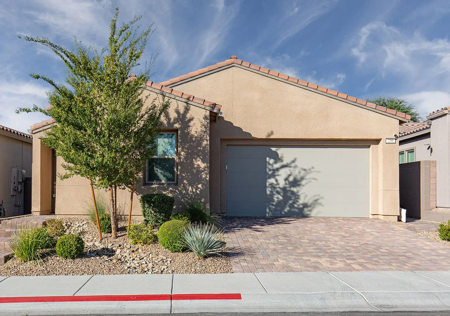 Luxury living in Summerlin West gated neighborhood — Photo 2