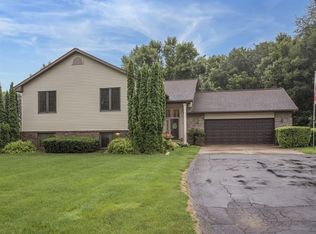 9497 Deer Ridge Dr, Cedar Rapids, IA 52411