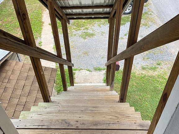 Entrance staircase with balcony