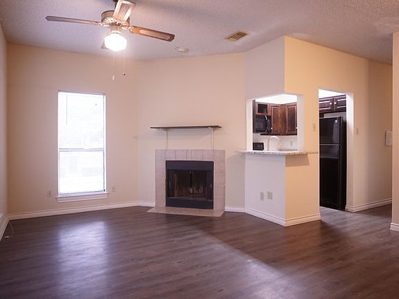 2nd image of 915 W 22nd 1/2 St #105-A