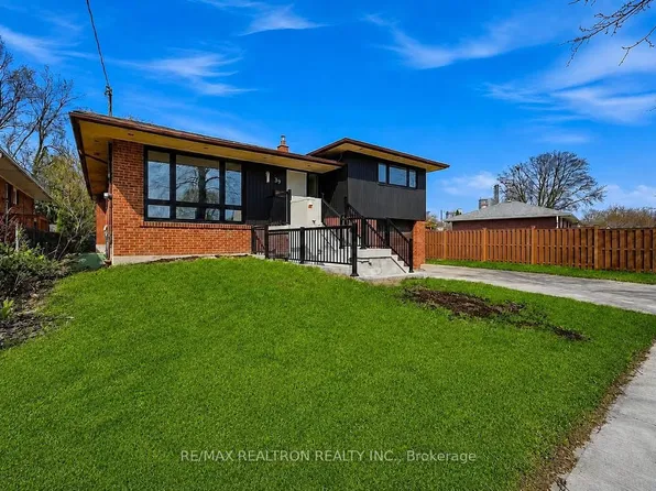 39 Earlton Rd, Toronto, ON M1T 2R4