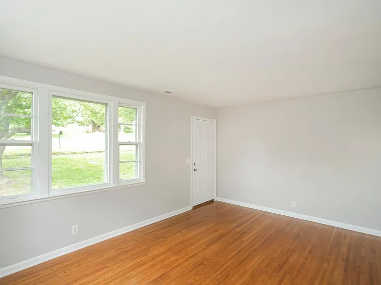 4933 Millerwood Dr — Photo 6