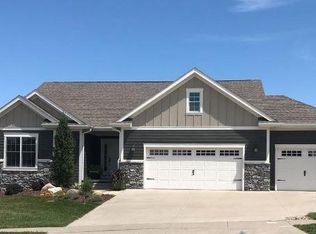 1116 Fountain View Dr, Pella, IA 50219