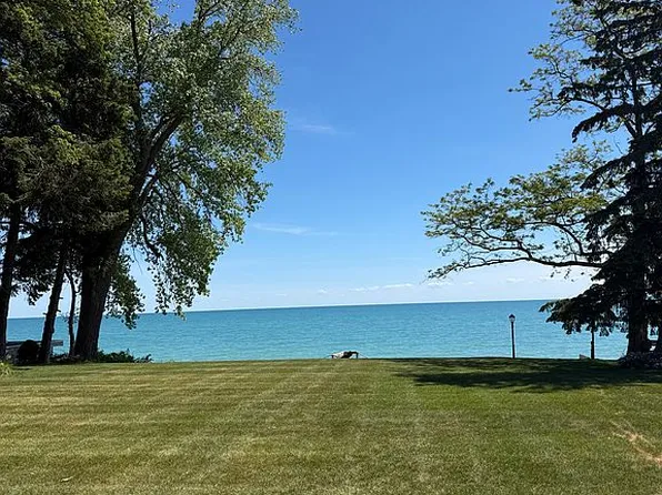 6458 Lakeshore Rd, Lakeport, MI 48059