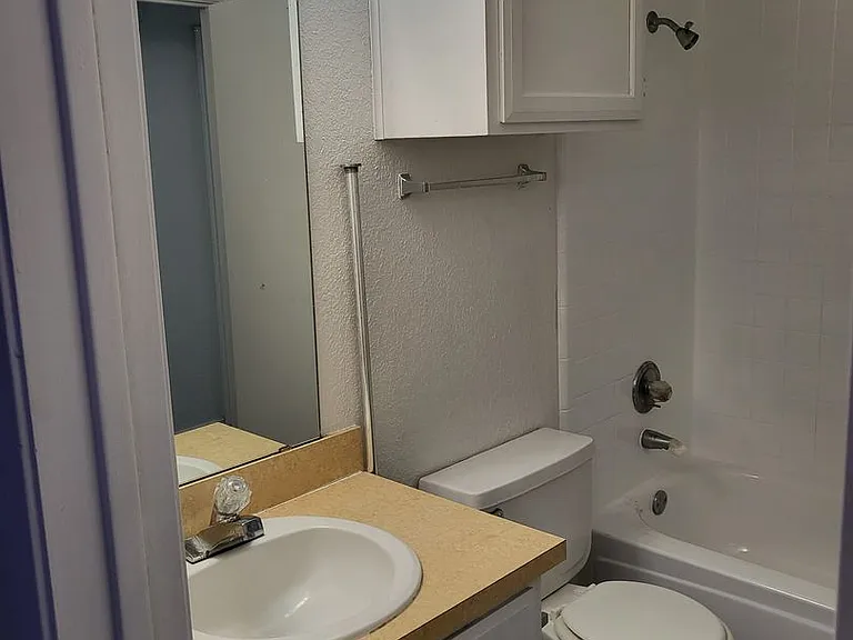 1209 Avondale Ct #C — Photo 8