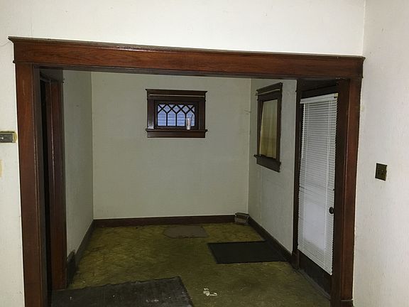 5th image of 3944 Flora Ave