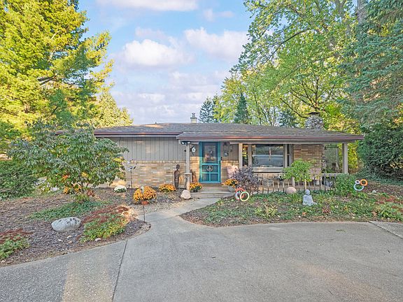 3rd image of 4913 Ridge Rd