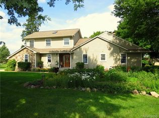 9945 Calla Dr, South Lyon, MI