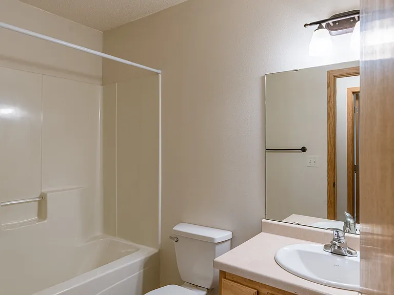 Moorhead, MN Mallard Creek Apartments | Bathroom