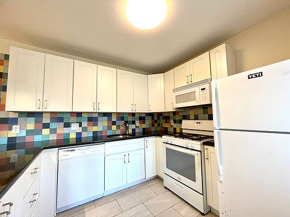 3rd image of 72 London St #2R