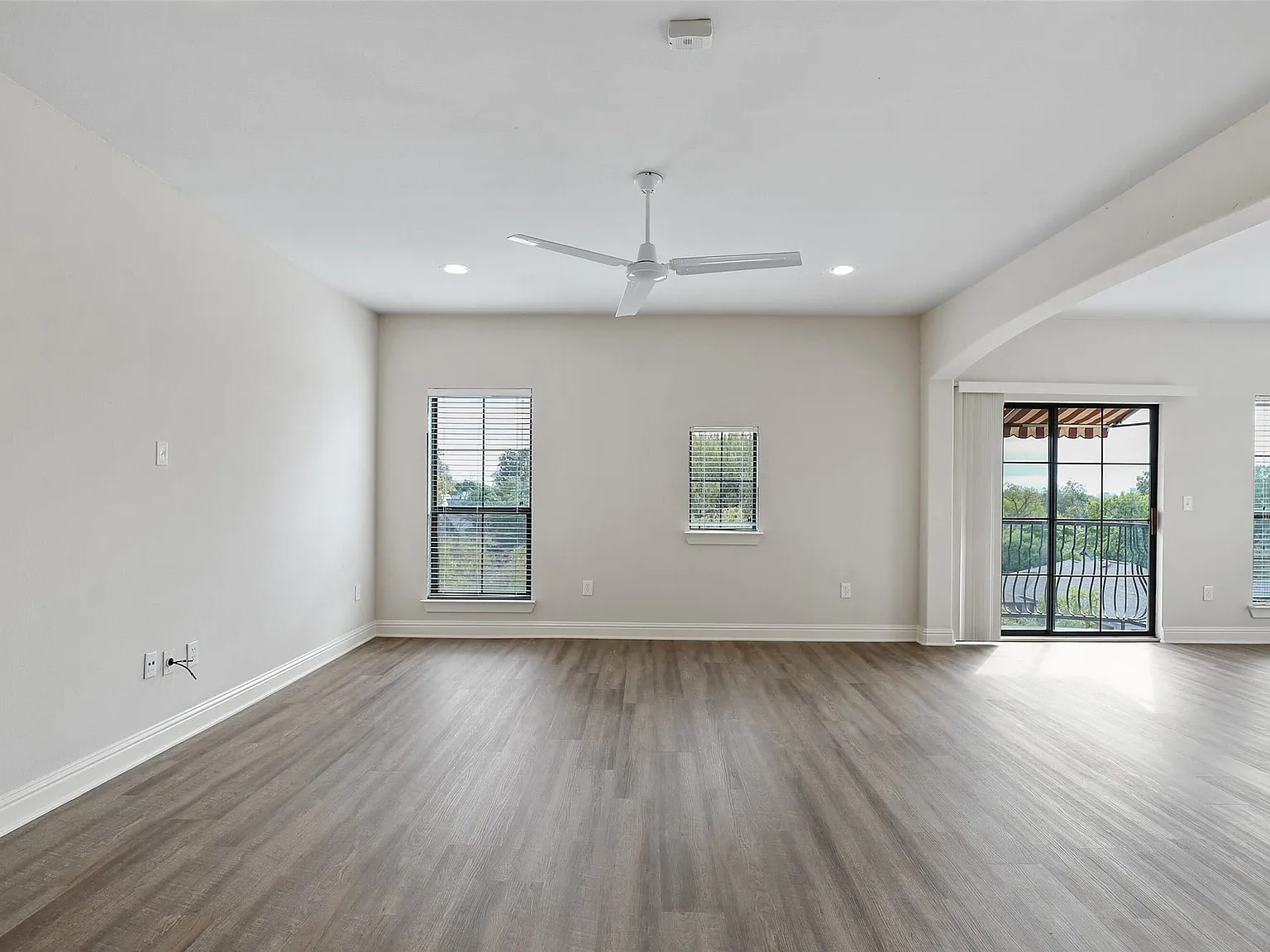 3 bed, 3.0 bath, 1754 sqft, $3,200 — Photo 2