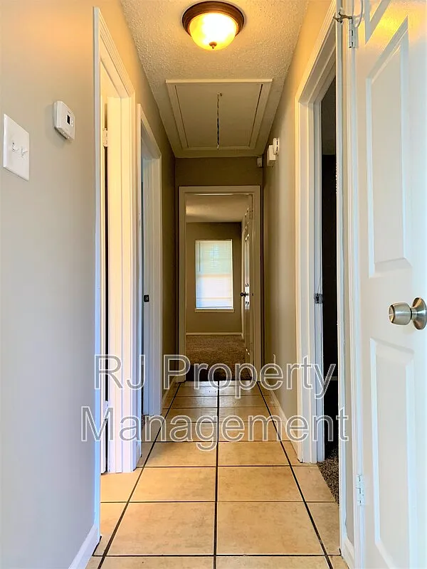 3 bed, 2.0 bath, 1094 sqft, $1,295 — Photo 2
