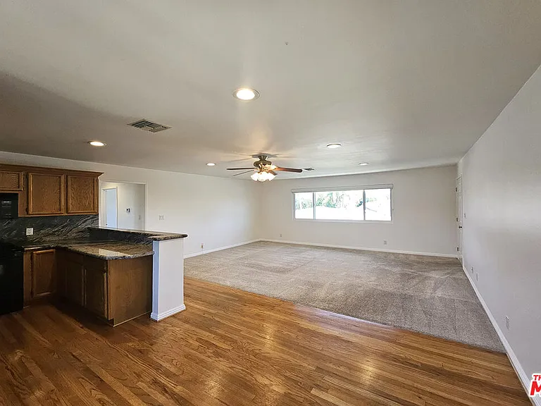 22040 Wyandotte St #UPSTAIRS — Photo 5