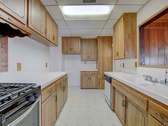 3rd image of 716 W Dike St