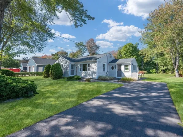 16 Raymond Hall Dr, North Attleboro, MA 02760