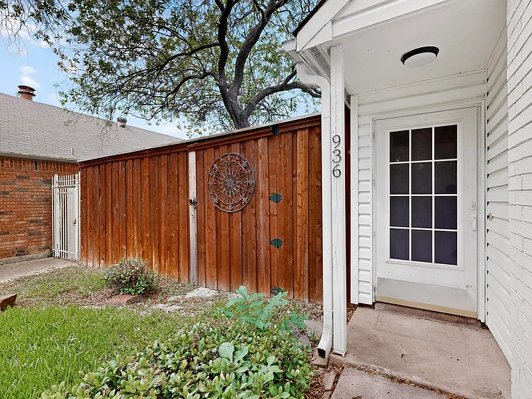 936 Sugarberry Dr — Photo 4