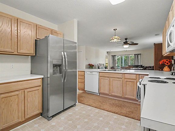 3rd image of 1487 Castle Dr