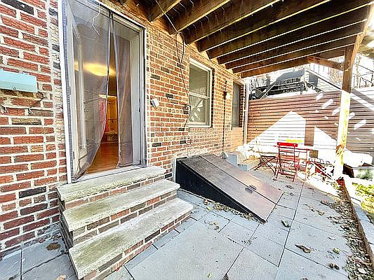 1st image of 253 Hoyt St #1
