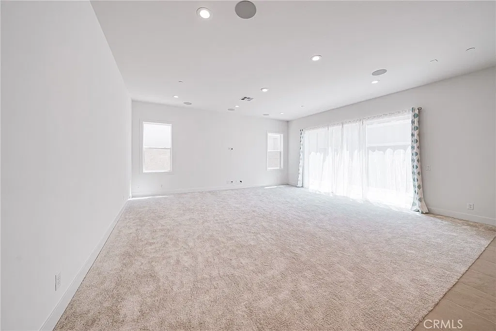 5 bed, 3111 sqft, $6,900 — Photo 3