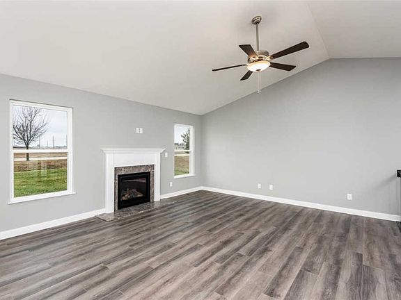 4th image of 844 Bridgeway Dr
