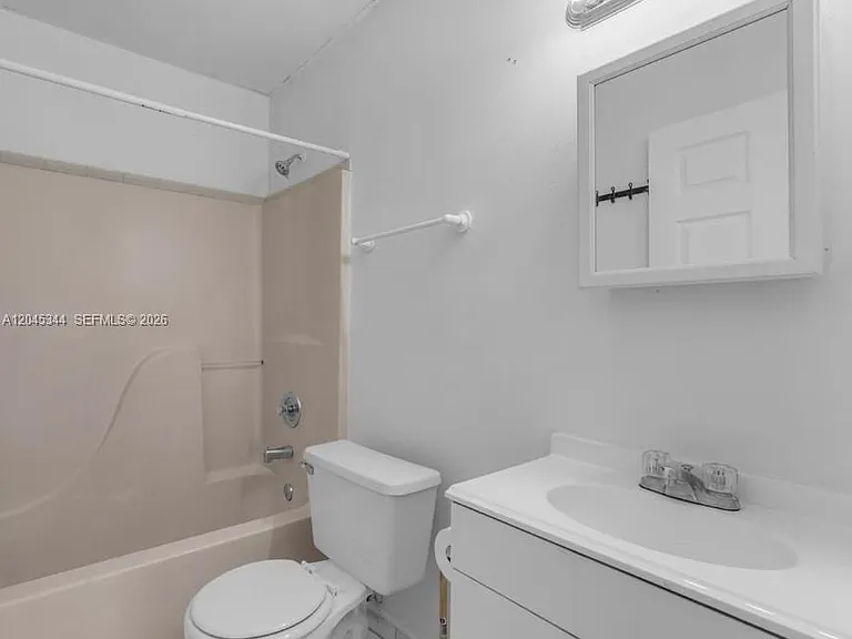 768 SW 9th St — Photo 15