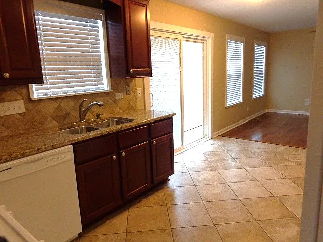 2201 N Oakleaf Ln — Photo 4