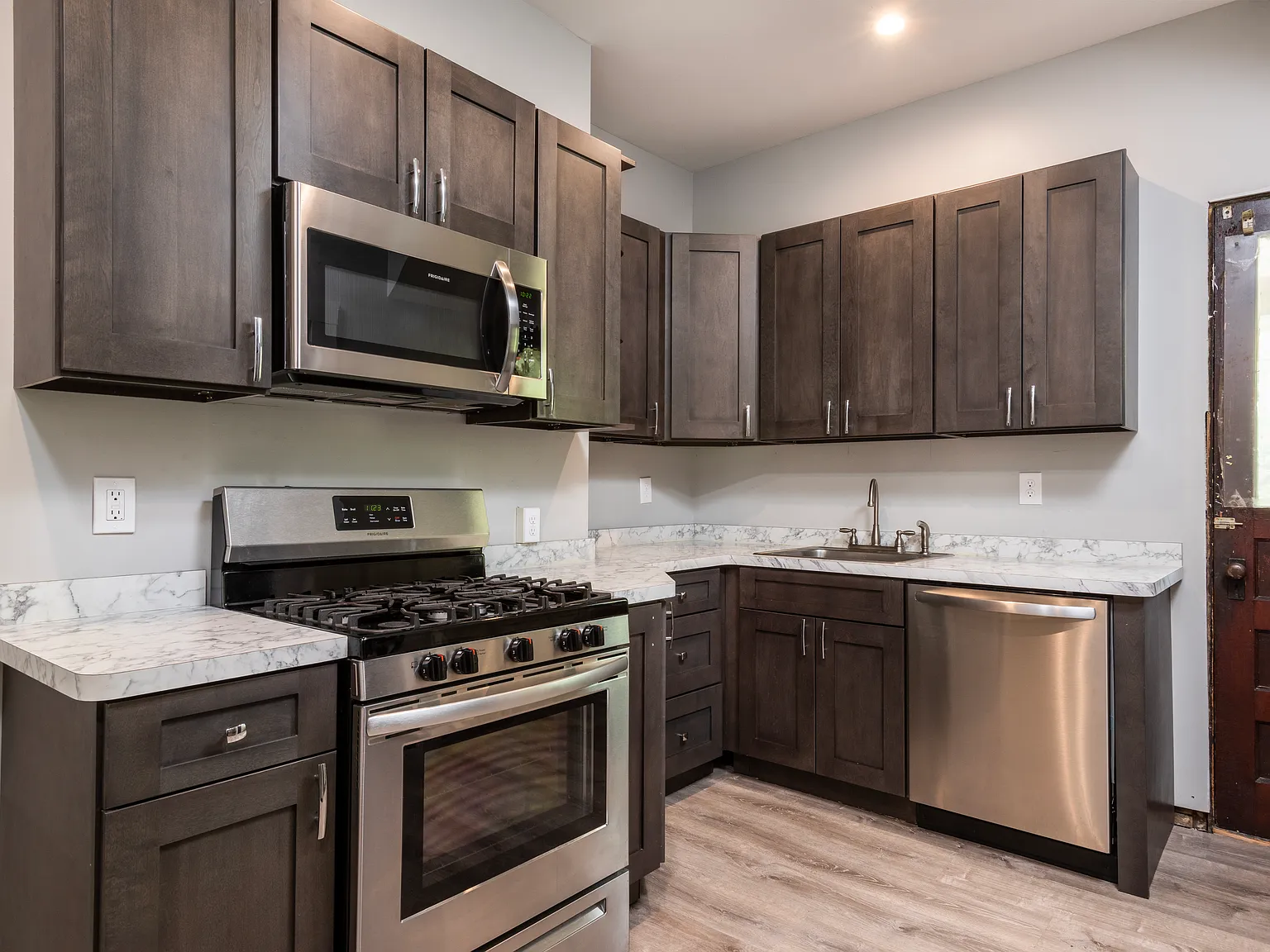 8 bed, 3200 sqft, $4,800 — Photo 1