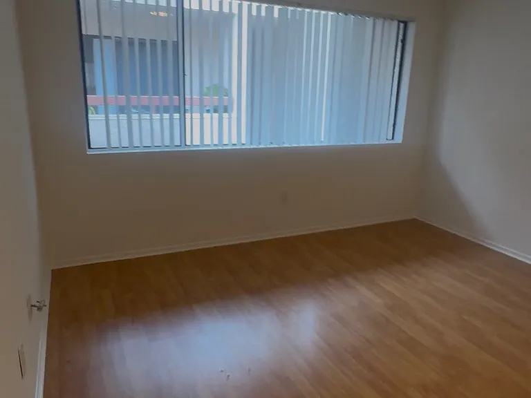 704 E Maple St #5 — Photo 2