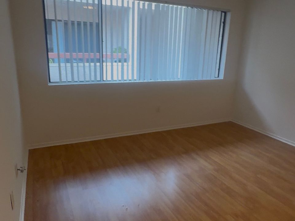 2nd image of 704 E Maple St APT 5