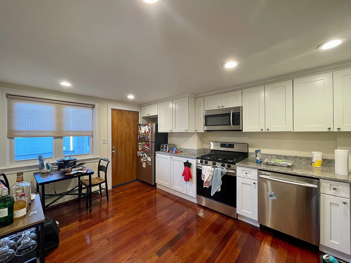 Building Photo - 141 L St #3