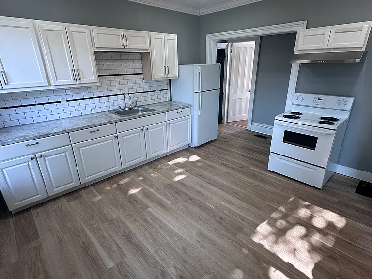 102 W Clinton St #2 — Photo 4