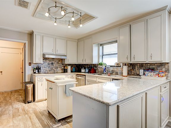 3rd image of 2005 Surrey Ln