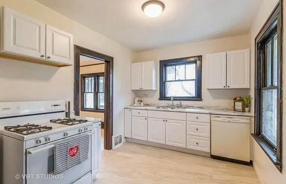 2 bed, 820 sqft, $2,700 — Photo 3