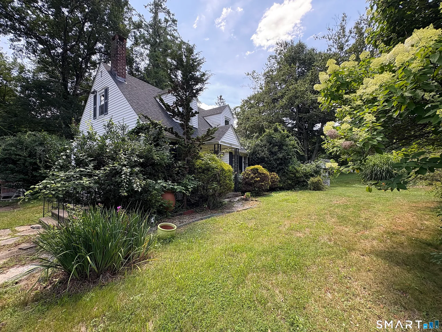 4 bed, 1.0 bath, 972 sqft, $2,400 — Photo 2