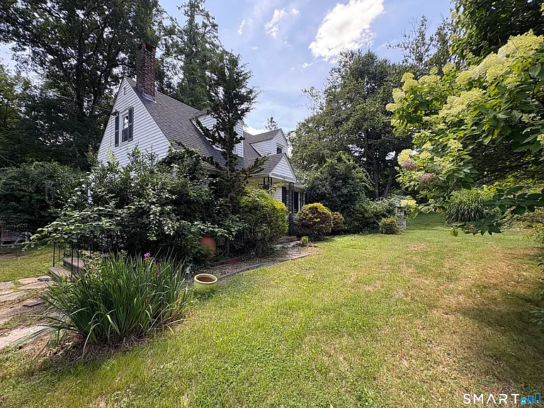 220 School St — Photo 2