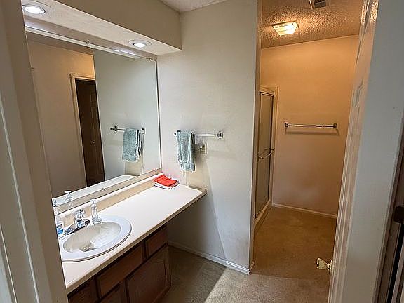 5th image of 104 E Evergreen Ln