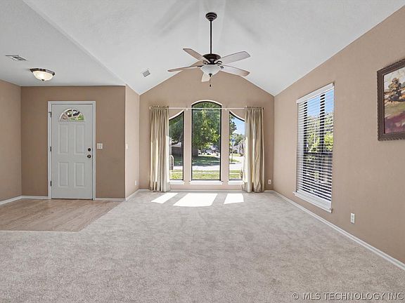 4th image of 208 S Poplar Ave