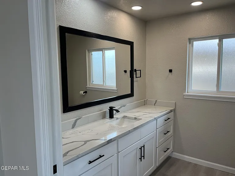 8600 Edgemere Blvd — Photo 18