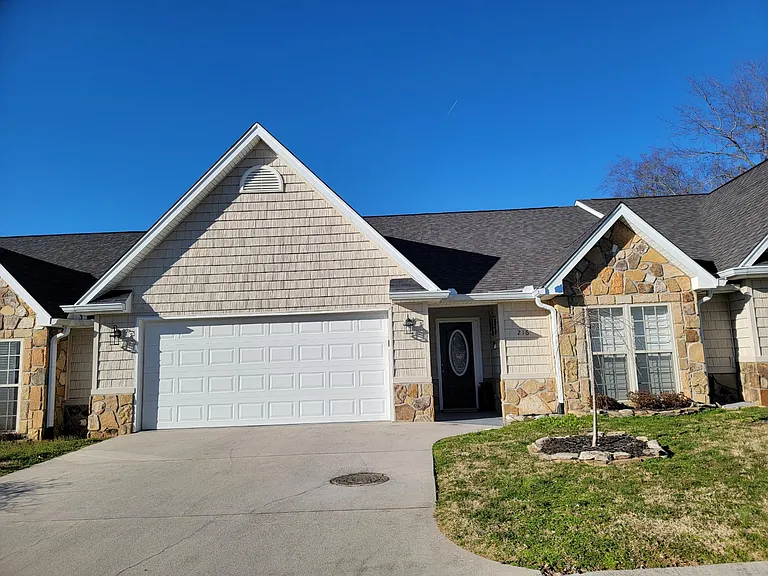 214 Michaels Ct — Photo 1